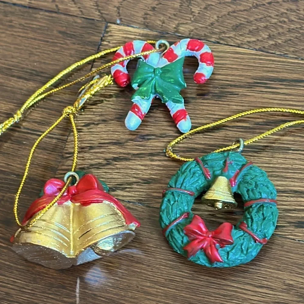 Lot of‎ 13 small resin plastic Christmas tree ornaments